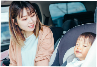 車内の家族のイメージ